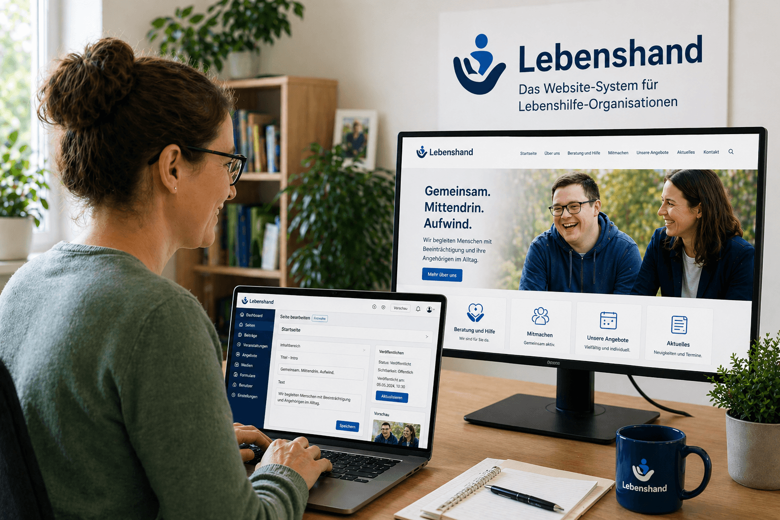 Redakteurin pflegt Inhalte im Lebenshand-Backend, Lebenshand-Website auf einem Monitor